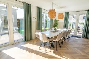 Fotografie z fotogalerie ubytování Große Familienvilla mit privat innen Jacuzzi & Sauna v destinaci Tzummarum + 34 fotografií