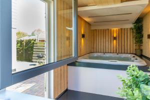 Fotografie z fotogalerie ubytování Große Familienvilla mit privat innen Jacuzzi & Sauna v destinaci Tzummarum
