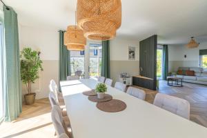 Posezení v ubytování Große Familienvilla mit privat innen Jacuzzi & Sauna