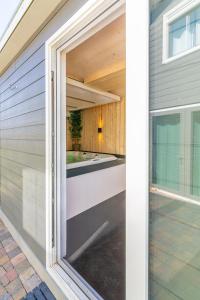 Fotografie z fotogalerie ubytování Große Familienvilla mit privat innen Jacuzzi & Sauna v destinaci Tzummarum