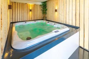 Fotografie z fotogalerie ubytování Große Familienvilla mit privat innen Jacuzzi & Sauna v destinaci Tzummarum