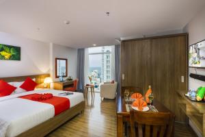 Postel nebo postele na pokoji v ubytování Maple Leaf Hotel & Apartment
