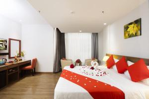 Postel nebo postele na pokoji v ubytování Maple Leaf Hotel & Apartment