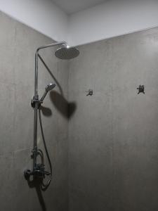 une douche avec pommeau de douche dans une salle de bain dans l'établissement Villa Bella Jimbaran, à Jimbaran