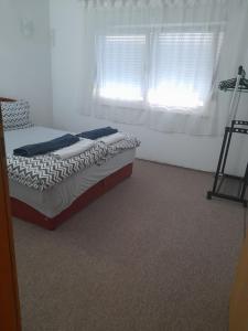 Postel nebo postele na pokoji v ubytování Apartman Avdić