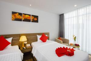 Postel nebo postele na pokoji v ubytování Maple Leaf Hotel & Apartment