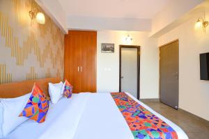 Postel nebo postele na pokoji v ubytování FabHotel Prime Spectrum Metro