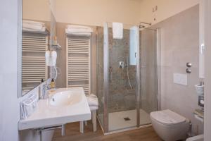 A bathroom at UNA HOTELS Imperial Beach Hotel