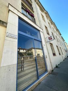 une devanture de magasin avec une grande fenêtre sur le côté d'un bâtiment dans l'établissement studio vieille ville, à Nancy