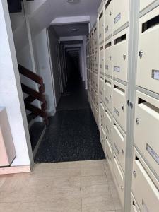 une rangée de casiers dans un couloir avec un couloir sombre dans l'établissement studio vieille ville, à Nancy 3 autres photos
