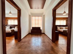 Postel nebo postele na pokoji v ubytování Norbu Healing Hotel