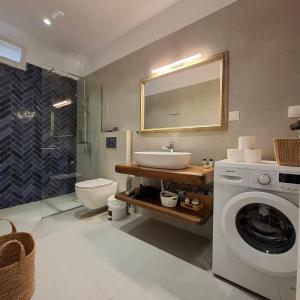 Ένα μπάνιο στο Aquarella-stylish veranda apartment in centre of Poros town