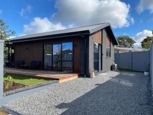 Casa pequeña con porche y patio en New two bedroom close to town, en Taupo
