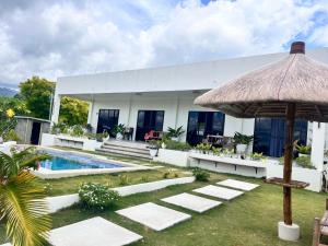 A piscina em ou perto de Sondela Lambug Room2 w pool mountain seaview