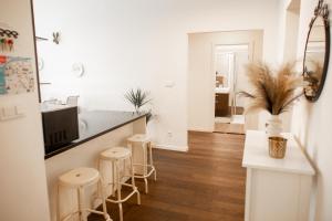 Televízia a/alebo spoločenská miestnosť v ubytovaní Luxury Modern Designed Oldtown Apartment