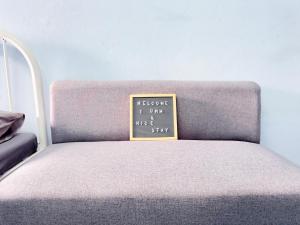 a chalkboard sign sitting on top of a bed at ฐิติพร อพาร์ทเม้นต์ บางเขน in Ban Ko