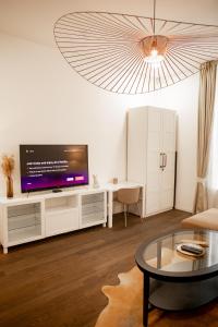 Televízia a/alebo spoločenská miestnosť v ubytovaní Luxury Modern Designed Oldtown Apartment