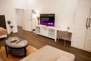 Televízia a/alebo spoločenská miestnosť v ubytovaní Luxury Modern Designed Oldtown Apartment