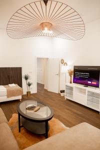 Televízia a/alebo spoločenská miestnosť v ubytovaní Luxury Modern Designed Oldtown Apartment