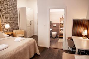 Posteľ alebo postele v izbe v ubytovaní Luxury Modern Designed Oldtown Apartment