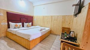 Postelja oz. postelje v sobi nastanitve Hotel Suraj Inn ,near Hadimba Devi Temple ! Rooftop Restaurant ! Personal Parking