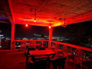 Fotografija v galeriji nastanitve Hotel Suraj Inn ,near Hadimba Devi Temple ! Rooftop Restaurant ! Personal Parking v mestu Manāli