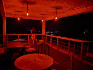 Fotografija v galeriji nastanitve Hotel Suraj Inn ,near Hadimba Devi Temple ! Rooftop Restaurant ! Personal Parking v mestu Manāli