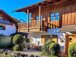 Casa con terraza y patio en Apartment für 6 - Bergblick, Balkon, Kamin, Kino, Yoga, Parkplatz, en Garmisch-Partenkirchen
