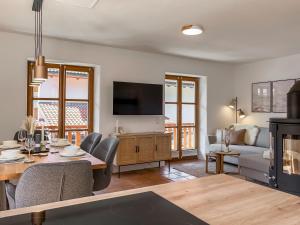 una sala de estar con un sofá y una mesa en Apartment für 6 - Bergblick, Balkon, Kamin, Kino, Yoga, Parkplatz, en Garmisch-Partenkirchen