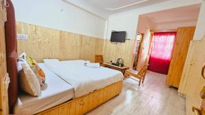 Postelja oz. postelje v sobi nastanitve Hotel Suraj Inn ,near Hadimba Devi Temple ! Rooftop Restaurant ! Personal Parking