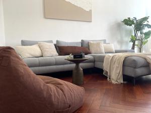 un salon avec un canapé et une table dans l'établissement Design Old Town Aprt - Blue Church & Park - AC, à Bratislava