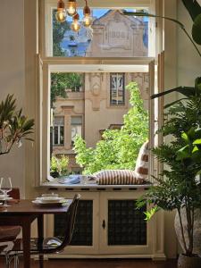 Cette chambre dispose d'une fenêtre avec une table et une chaise. dans l'établissement Design Old Town Aprt - Blue Church & Park - AC, à Bratislava