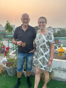 アグラにあるMaison Homestayのバルコニーに立つ男女 +5枚の写真