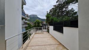 a balcony with a view of a mountain at Bonito House 2 in Kemer