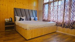 Postelja oz. postelje v sobi nastanitve Hotel Suraj Inn ,near Hadimba Devi Temple ! Rooftop Restaurant ! Personal Parking