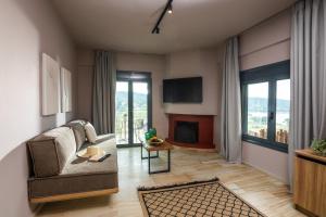 TV a/nebo společenská místnost v ubytování Petra Nera Skiathos, Philian Hotels & Resorts