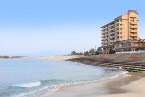 un edificio accanto a una spiaggia con un edificio di Yukibou Hakusen a Yonago