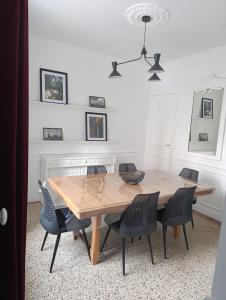 a dining room with a wooden table and chairs at La villa de l'Angle - Maison familiale de charme - jusqu'à 10 voyageurs in Le Mont-Dore