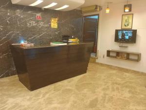 TV a/nebo společenská místnost v ubytování Hotel DSR TELA Grand Plaza Near IGI Airport + 28 fotografií