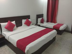 Postel nebo postele na pokoji v ubytování Hotel DSR TELA Grand Plaza Near IGI Airport