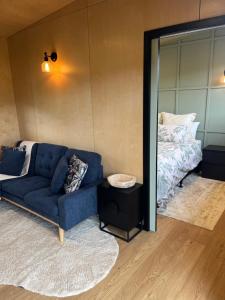 Un lugar para sentarse en Tiny home with mountain and orchard views