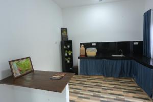 アヌラーダプラにあるHiru Holiday Homeのテーブルとカウンターのある部屋