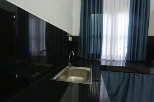 アヌラーダプラにあるHiru Holiday Homeの洗面台と窓のあるバスルーム +12枚の写真