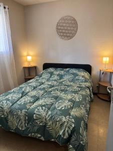 Giường trong phòng chung tại Calanques By Bellavista 300m de la plage - parking - loggia