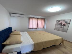Ένα ή περισσότερα κρεβάτια σε δωμάτιο στο Apartments Kalinić +10 φωτογραφίες
