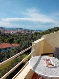 斯基亚索斯镇克里尼别墅旅馆的市景阳台桌子