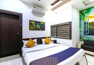 Hotel Atithi - Oposite Shreeji Hospital客房内的一张或多张床位