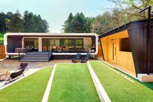 a house with a yard with a rv at IZA Glamping 千早赤阪村 in Nagano