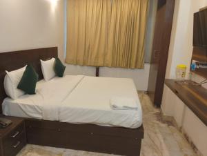 Postel nebo postele na pokoji v ubytování Hotel Tark Plaza Near IGI Airport Delhi
