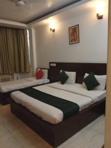 Postel nebo postele na pokoji v ubytování Hotel Tark Plaza Near IGI Airport Delhi